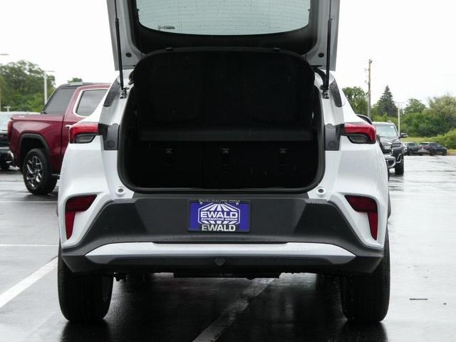 Photo of 2025 Summit White Buick Envista