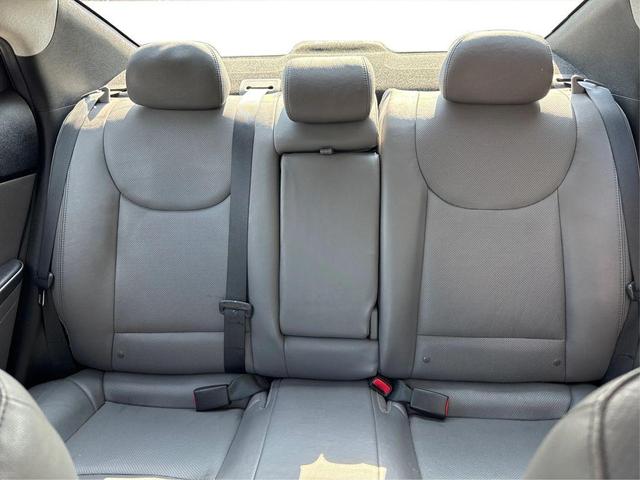 Photo of 2015 White Hyundai ELANTRA