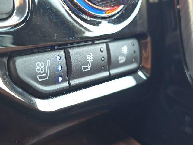Photo of 2024 White Frost Tri-Coat GMC Yukon