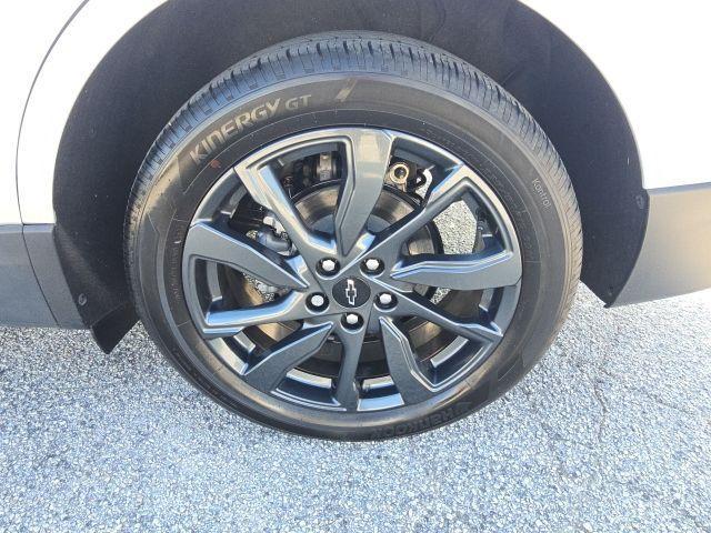 Photo of 2022 Silver Ice Metallic Chevrolet Equinox