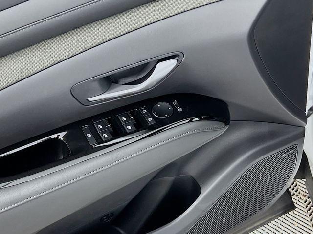Photo of 2025 Atlas White Hyundai SANTA CRUZ