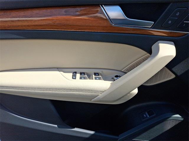 Photo of 2023 Glacier White Audi Q5