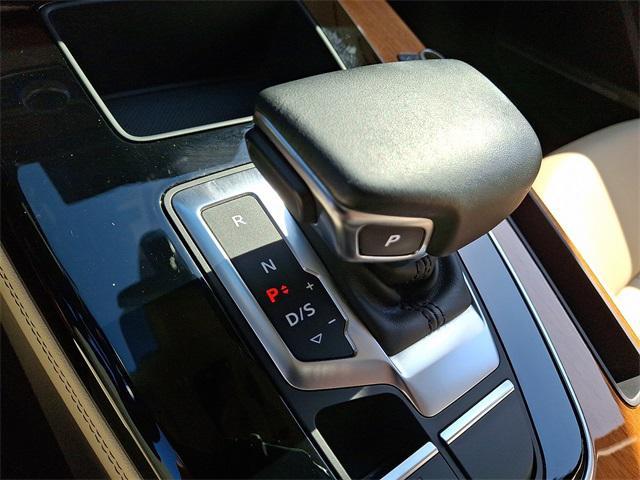 Photo of 2023 Glacier White Audi Q5