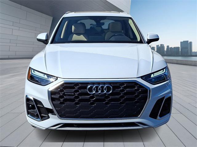 Photo of 2023 Glacier White Audi Q5