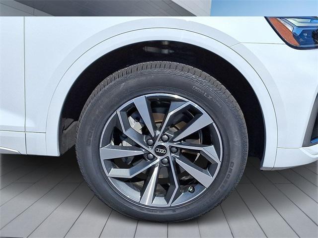 Photo of 2023 Glacier White Audi Q5