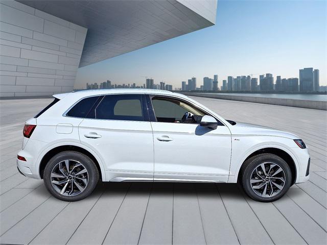 Photo of 2023 Glacier White Audi Q5