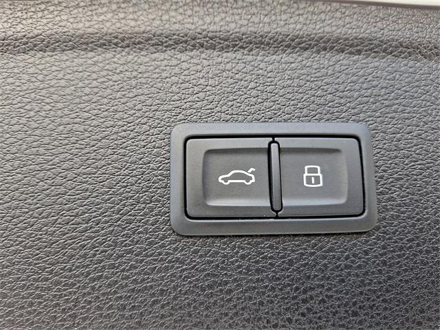 Photo of 2023 Glacier White Audi Q5