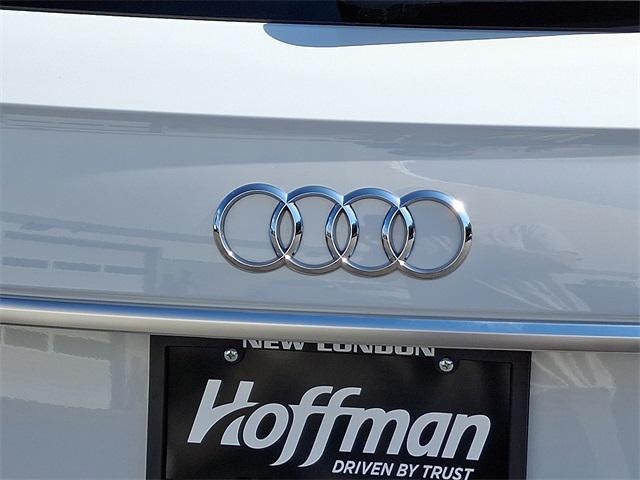 Photo of 2023 Glacier White Audi Q5