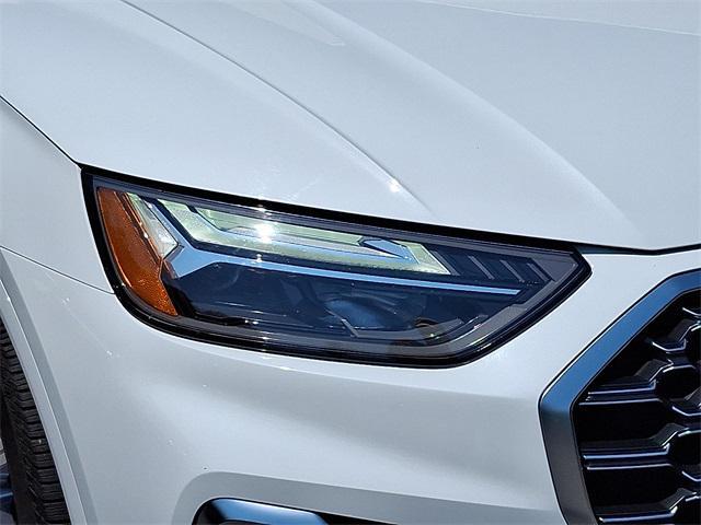 Photo of 2024 Glacier White Metallic Audi SQ5