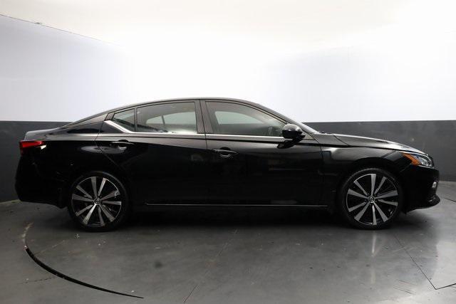 Photo of 2020 Super Black Clearcoat Nissan Altima