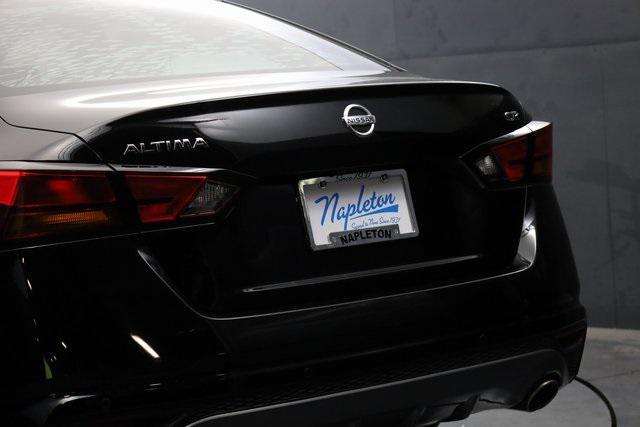 Photo of 2020 Super Black Clearcoat Nissan Altima