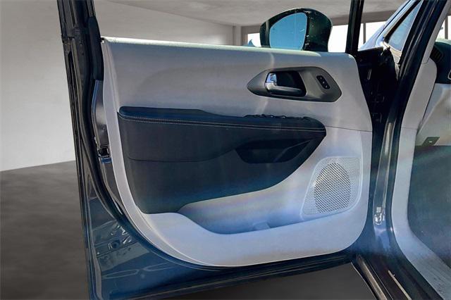 Photo of 2023 Granite Crystal Metallic Clearcoat Chrysler Pacifica