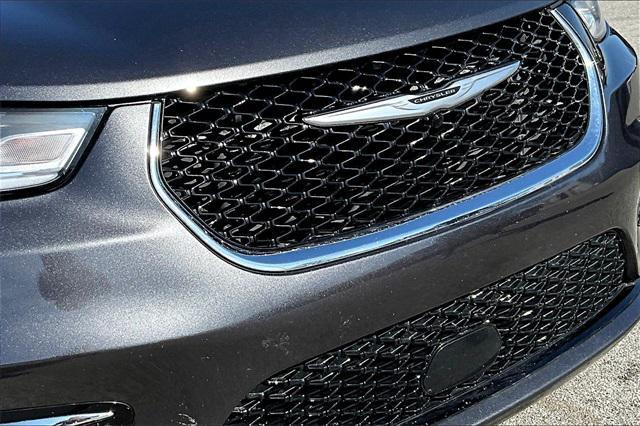 Photo of 2023 Granite Crystal Metallic Clearcoat Chrysler Pacifica