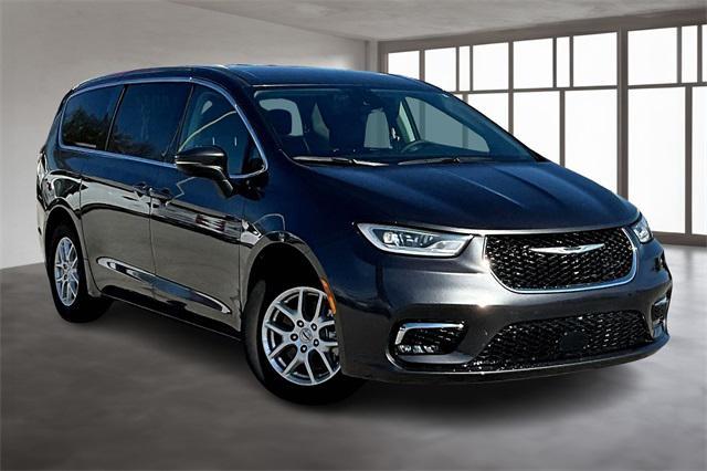 Photo of 2023 Granite Crystal Metallic Clearcoat Chrysler Pacifica