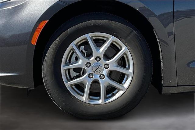 Photo of 2023 Granite Crystal Metallic Clearcoat Chrysler Pacifica