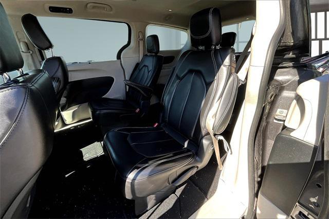 Photo of 2023 Granite Crystal Metallic Clearcoat Chrysler Pacifica