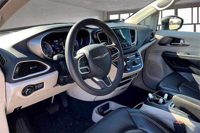 Photo of 2023 Granite Crystal Metallic Clearcoat Chrysler Pacifica