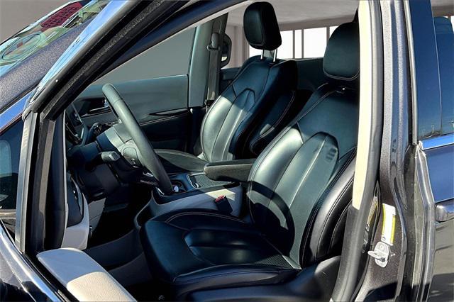 Photo of 2023 Granite Crystal Metallic Clearcoat Chrysler Pacifica