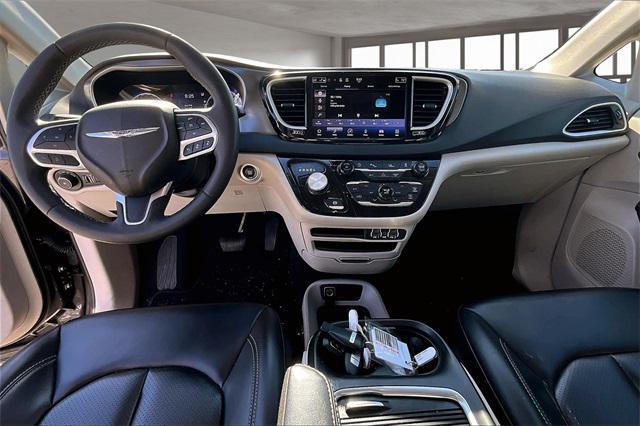Photo of 2023 Granite Crystal Metallic Clearcoat Chrysler Pacifica