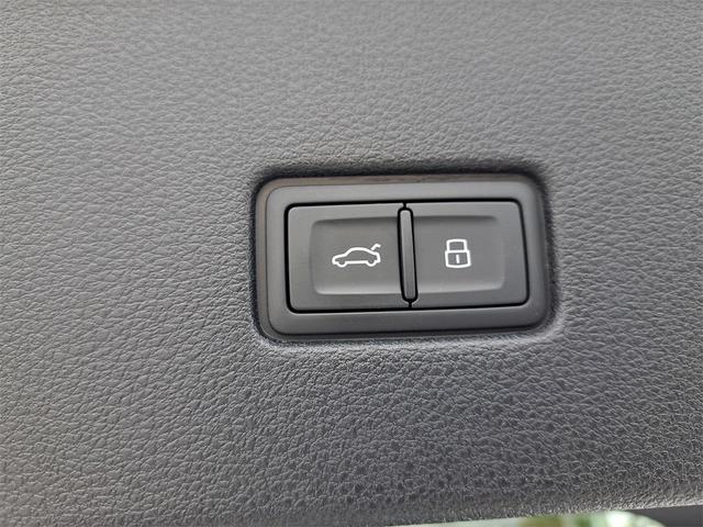 Photo of 2025 Glacier White Metallic Audi Q8