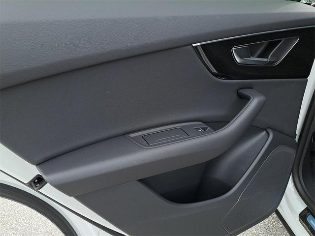 Photo of 2025 Glacier White Metallic Audi Q8