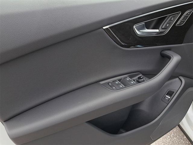 Photo of 2025 Glacier White Metallic Audi Q8