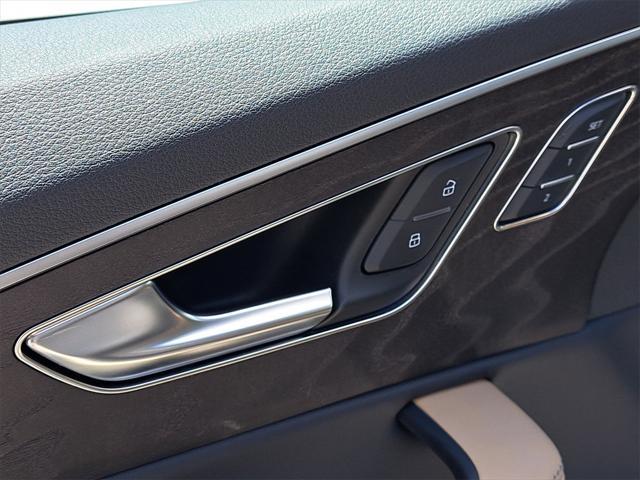 Photo of 2025 Waitomo Blue Metallic Audi Q7