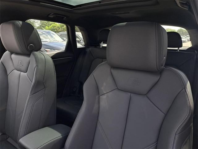 Photo of 2025 Navarra Blue Metallic Audi Q3