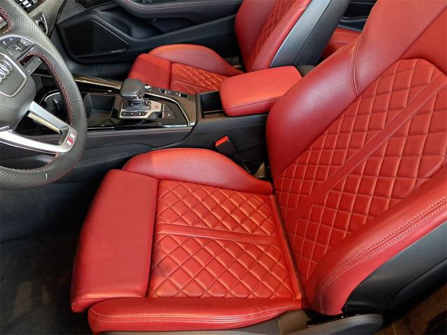 Photo of 2023 Glacier White Metallic/Black Roof Audi S5
