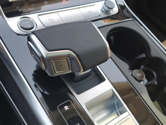 Photo of 2025 Glacier White Metallic Audi Q8