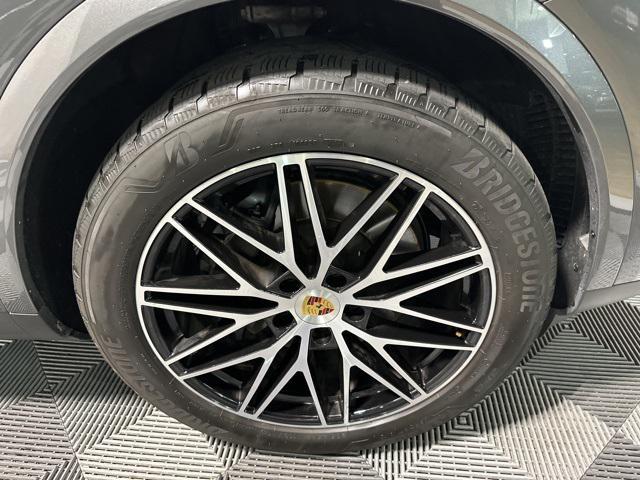Photo of 2024 Quartzite Grey Metallic Porsche Cayenne