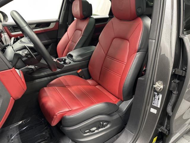 Photo of 2024 Quartzite Grey Metallic Porsche Cayenne