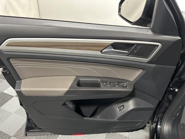 Photo of 2023 Deep Black Volkswagen Atlas