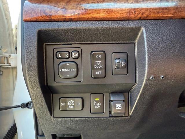 Photo of 2017 White Toyota Tundra