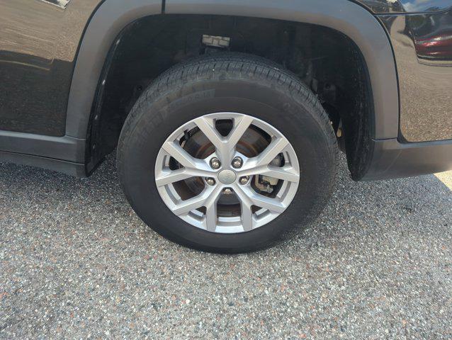 Photo of 2022 Rocky Mountain Pearlcoat Jeep Grand Cherokee L
