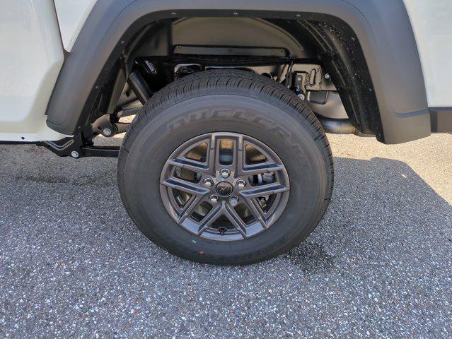 Photo of 2025 Bright White Clearcoat Jeep Gladiator
