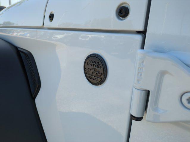 Photo of 2025 Bright White Clearcoat Jeep Gladiator