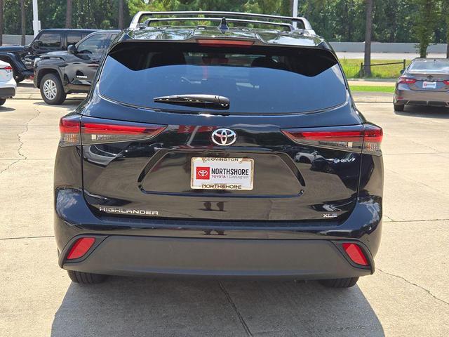 Photo of 2025 Midnight Black Metallic Toyota Highlander Hybrid