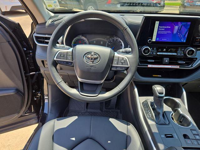 Photo of 2025 Midnight Black Metallic Toyota Highlander Hybrid