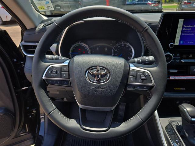 Photo of 2025 Midnight Black Metallic Toyota Highlander Hybrid