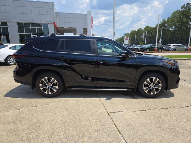 Photo of 2025 Midnight Black Metallic Toyota Highlander Hybrid