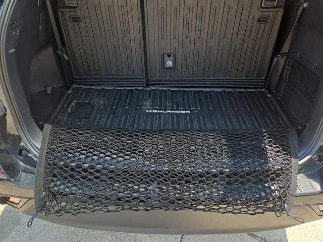 Photo of 2025 Midnight Black Metallic Toyota Highlander Hybrid