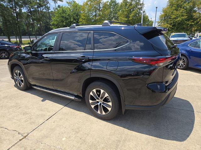 Photo of 2025 Midnight Black Metallic Toyota Highlander Hybrid