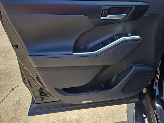 Photo of 2025 Midnight Black Metallic Toyota Highlander Hybrid