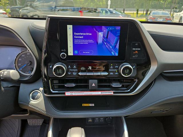 Photo of 2025 Midnight Black Metallic Toyota Highlander Hybrid