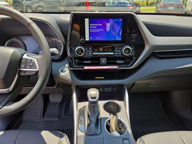 Photo of 2025 Midnight Black Metallic Toyota Highlander Hybrid