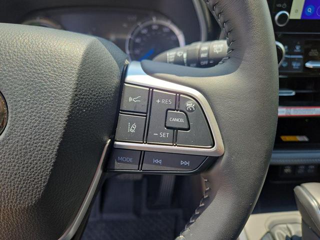 Photo of 2025 Midnight Black Metallic Toyota Highlander Hybrid