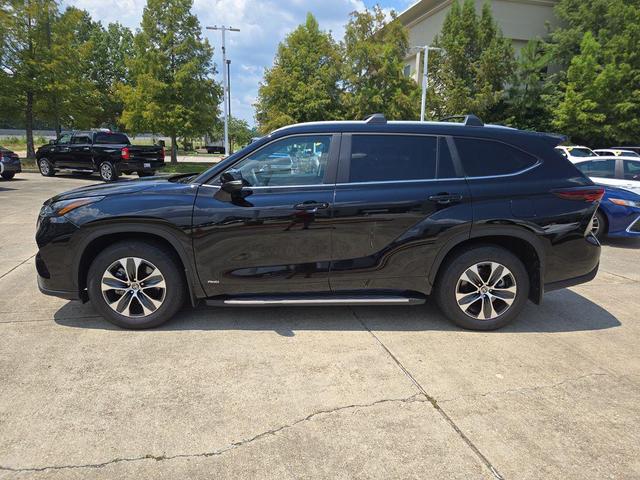 Photo of 2025 Midnight Black Metallic Toyota Highlander Hybrid