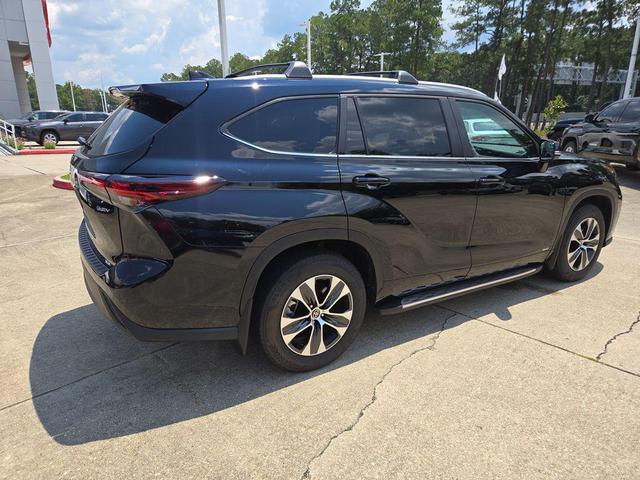Photo of 2025 Midnight Black Metallic Toyota Highlander Hybrid