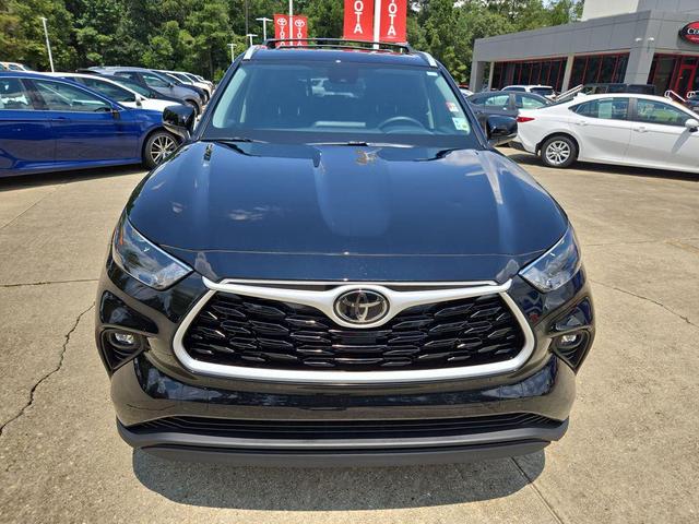 Photo of 2025 Midnight Black Metallic Toyota Highlander Hybrid